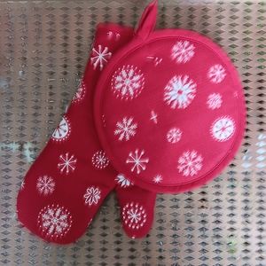 Target Opalhouse Red and white snowflakes 2 piece oven mitts set
